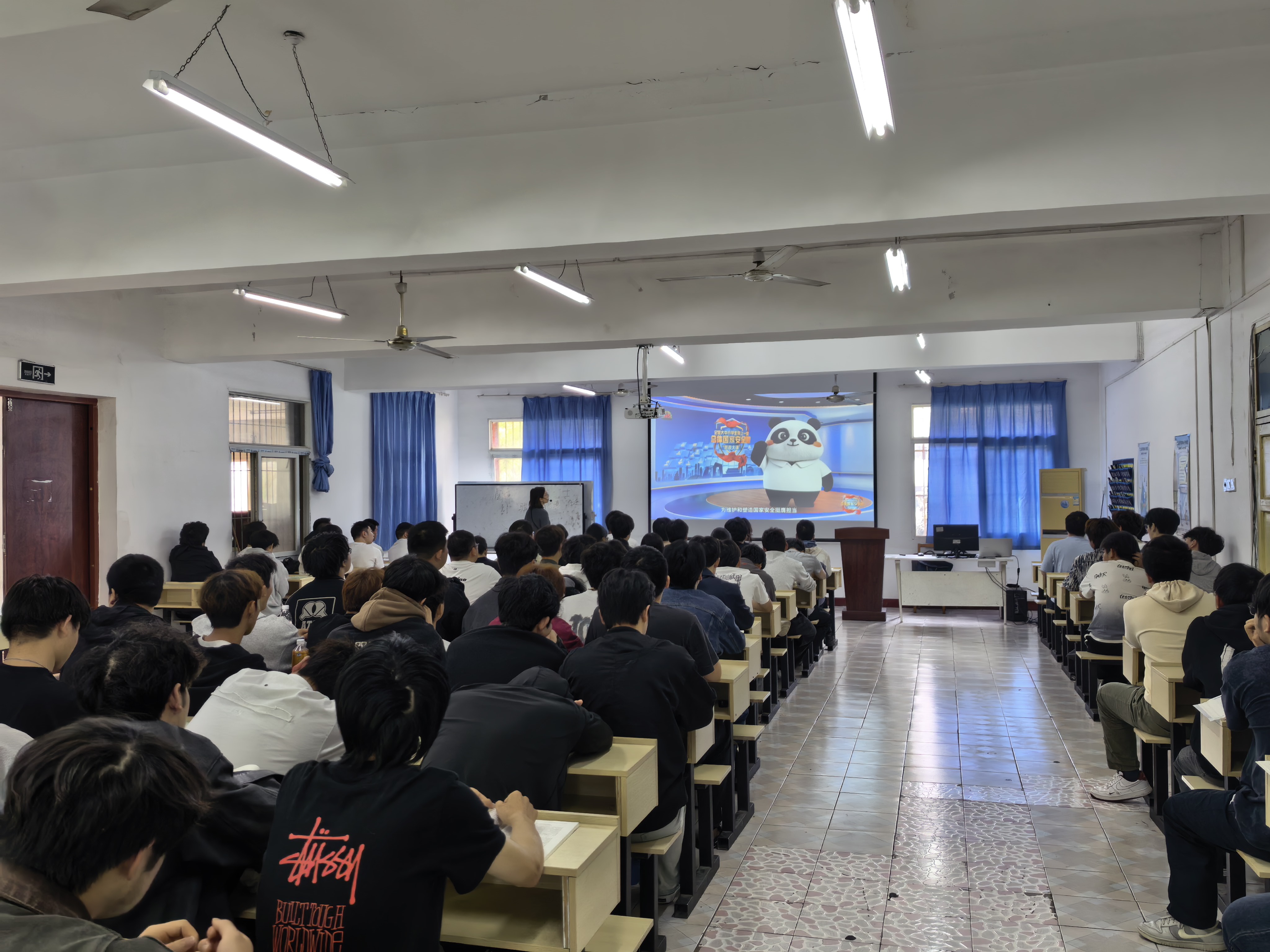 筑牢安全思想根基 勇担时代青年使命  —— Beat365官网组织学生同上总体国家安全观 “思政大课”