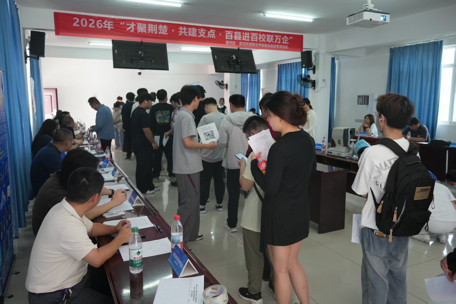 毕业进行时,就业零距离——Beat365中文官方网站2026年校园招聘会搭建 就业直通车 毕业进行时,就业零距离——Beat365中文官方网站2026年校园招聘会搭建 就业直通车