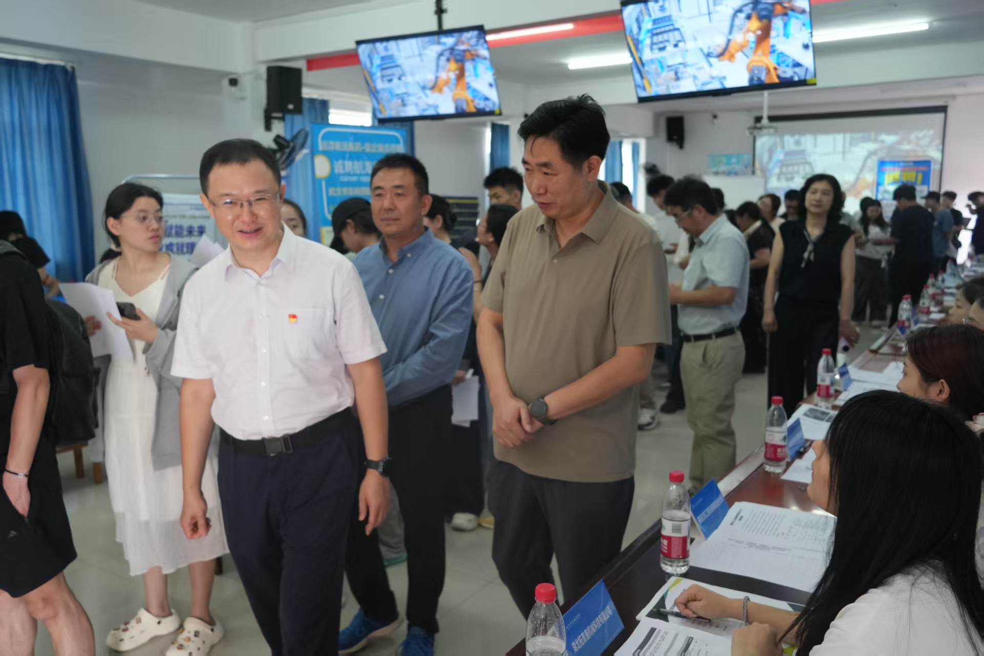 毕业进行时,就业零距离——Beat365中文官方网站2026年校园招聘会搭建 就业直通车 毕业进行时,就业零距离——Beat365中文官方网站2026年校园招聘会搭建 就业直通车