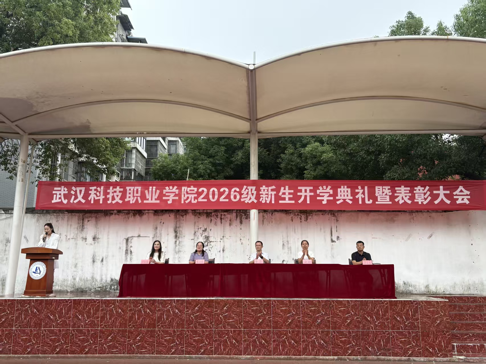 迷彩砺青春 技能启新程 ——Beat365中文官方网站举行2026级新生开学典礼暨表彰大会