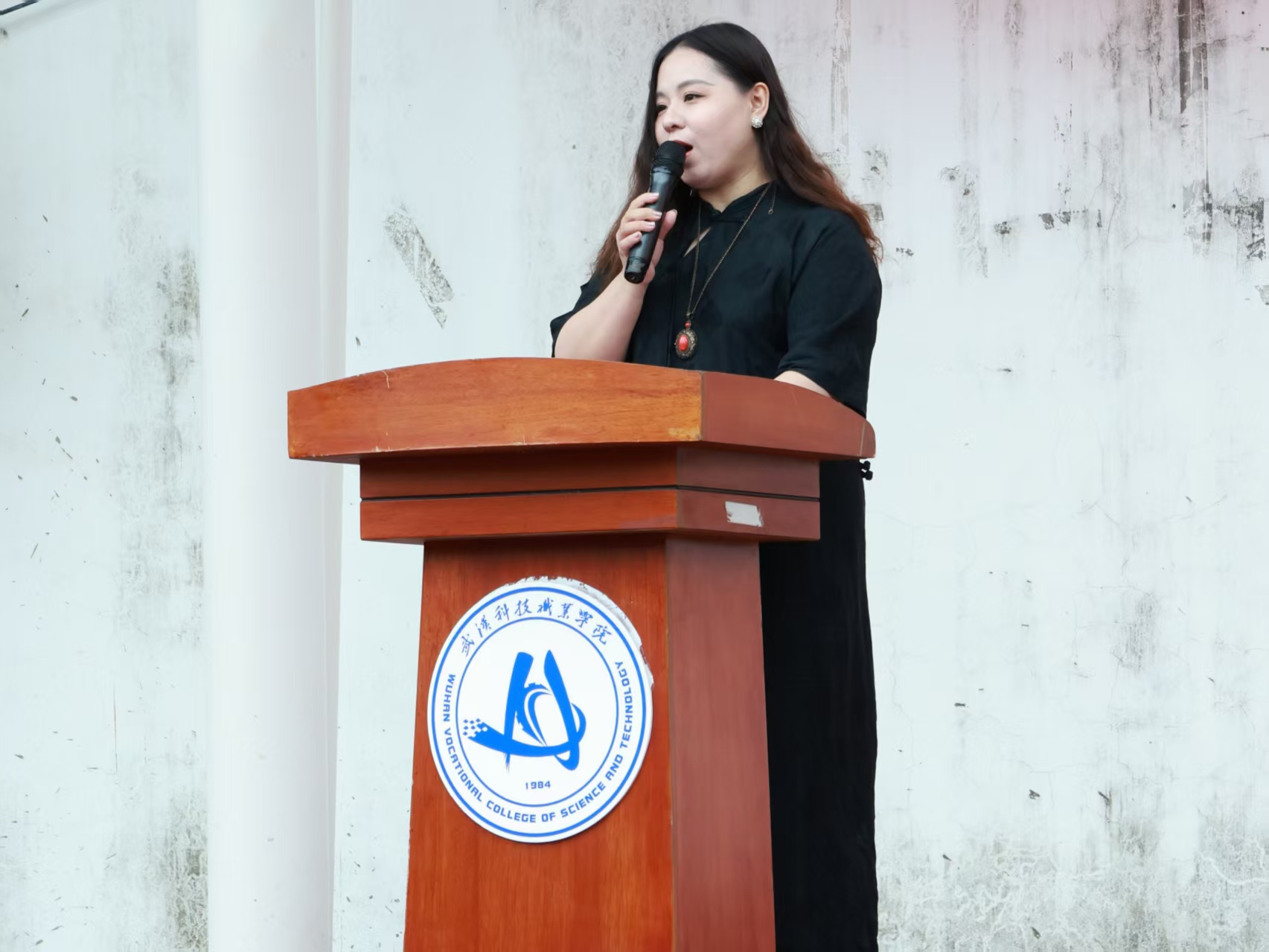 迷彩砺青春 技能启新程 ——Beat365中文官方网站举行2026级新生开学典礼暨表彰大会