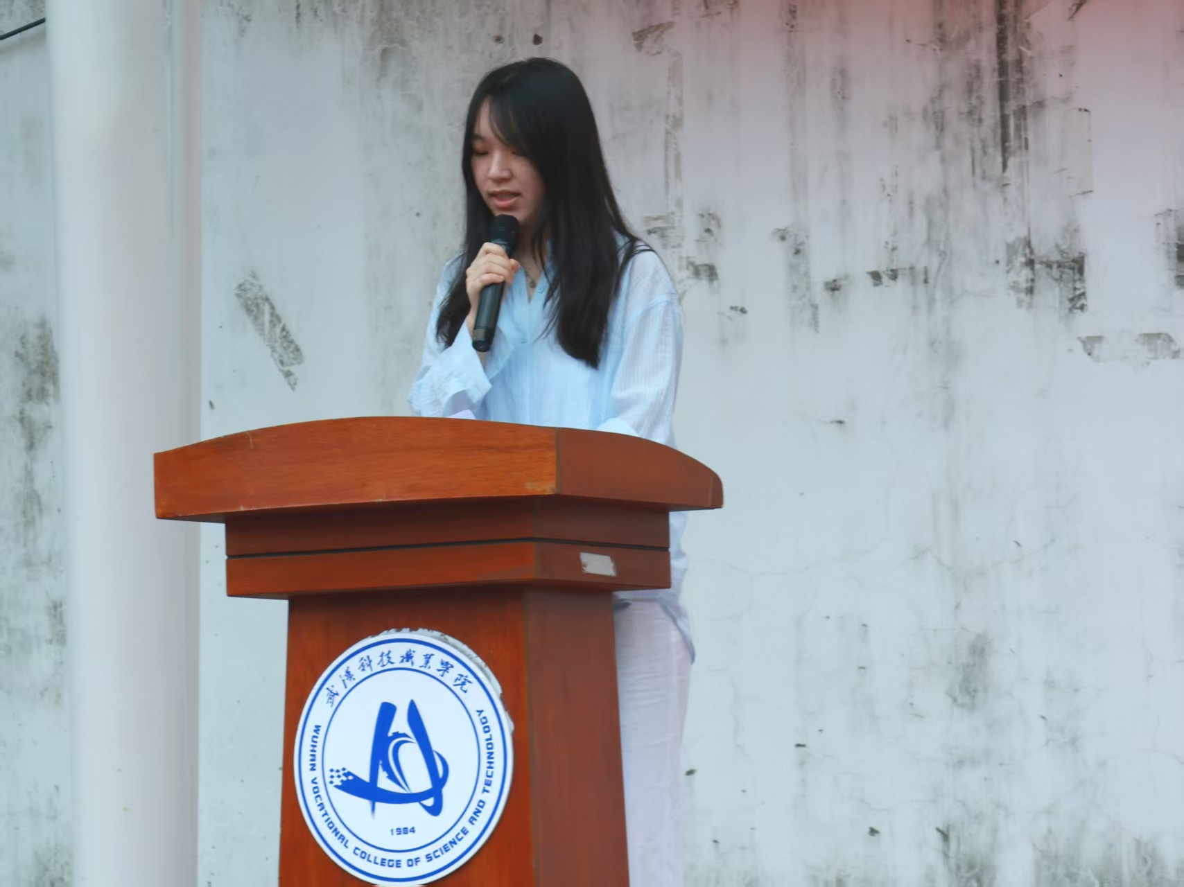 迷彩砺青春 技能启新程 ——Beat365中文官方网站举行2026级新生开学典礼暨表彰大会