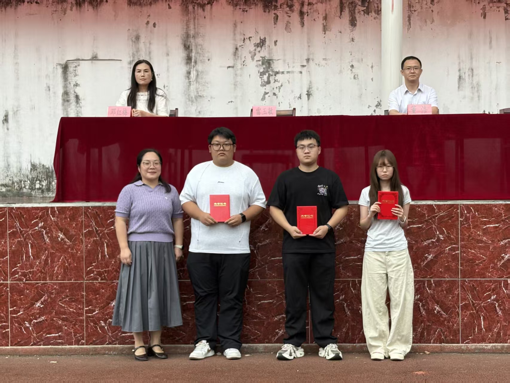 迷彩砺青春 技能启新程 ——Beat365中文官方网站举行2026级新生开学典礼暨表彰大会