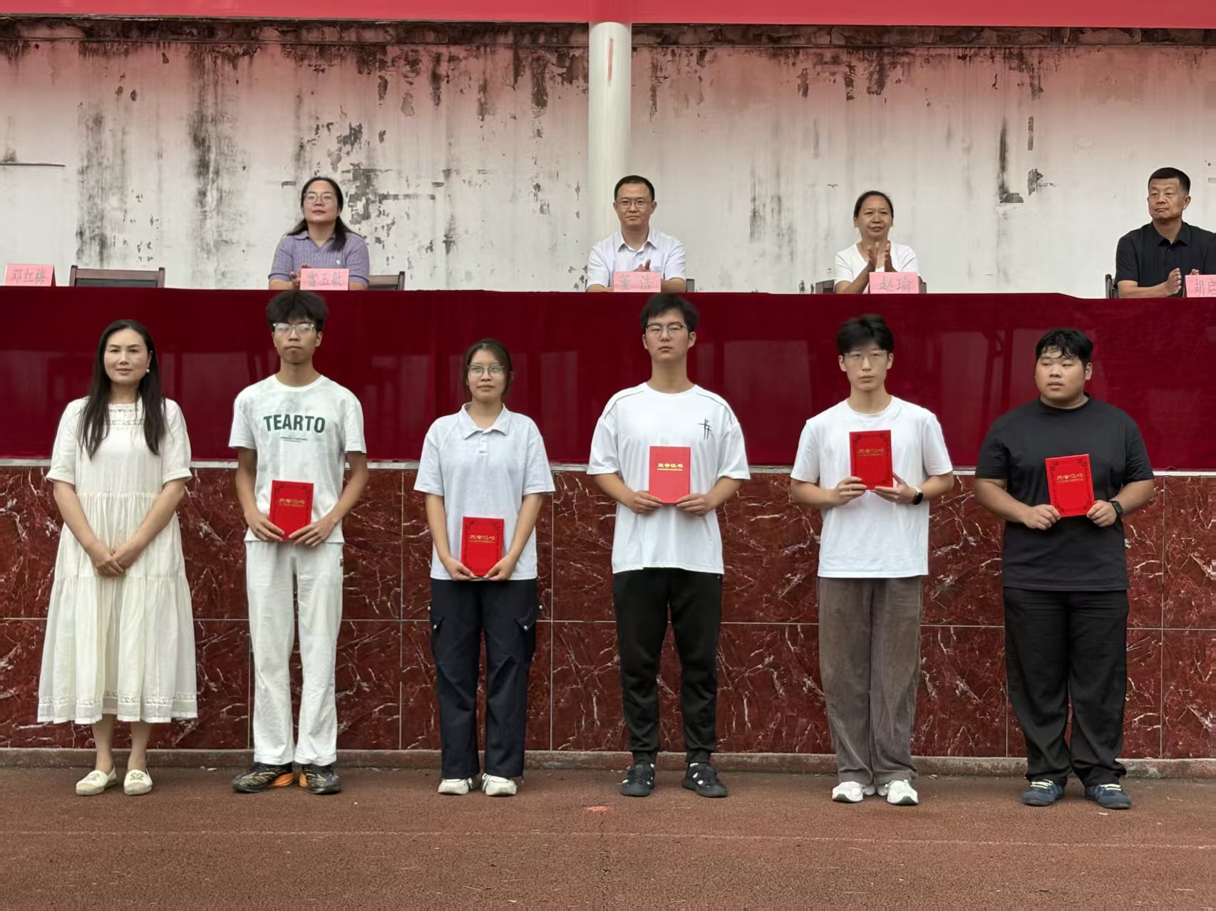 迷彩砺青春 技能启新程 ——Beat365中文官方网站举行2026级新生开学典礼暨表彰大会