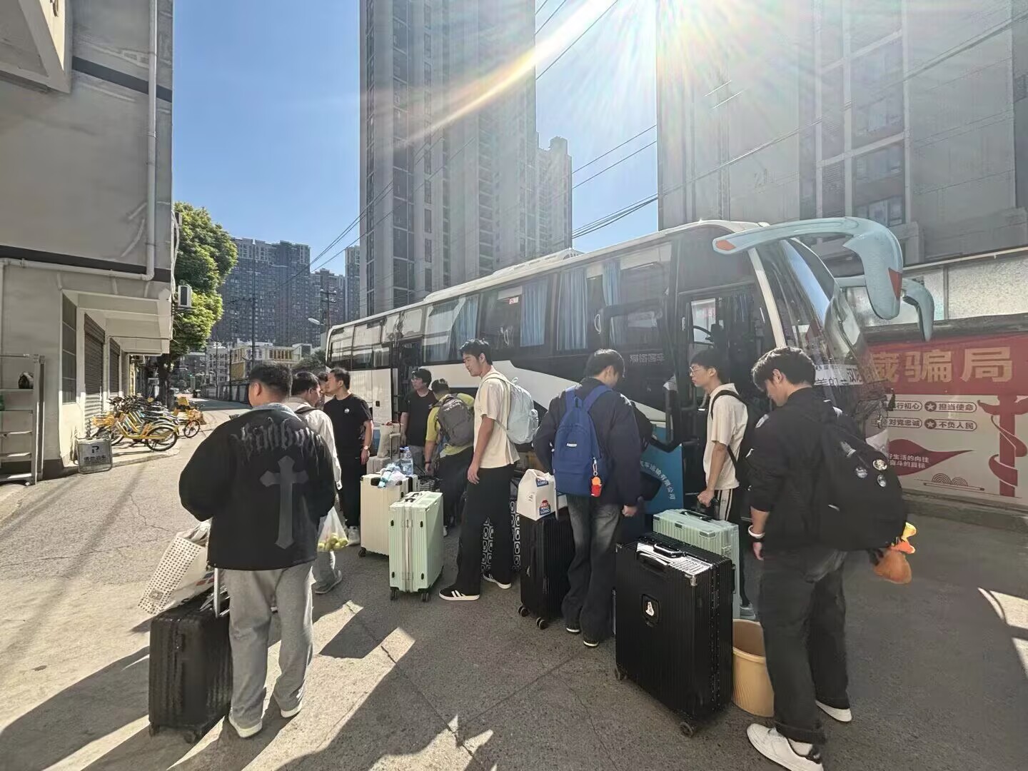 勤学苦练强本领，岗位实习砺匠心 ---Beat365中文官方网站2024级学生赴美的集团及武汉锐科激光（黄石基地）有限公司开展岗位实习