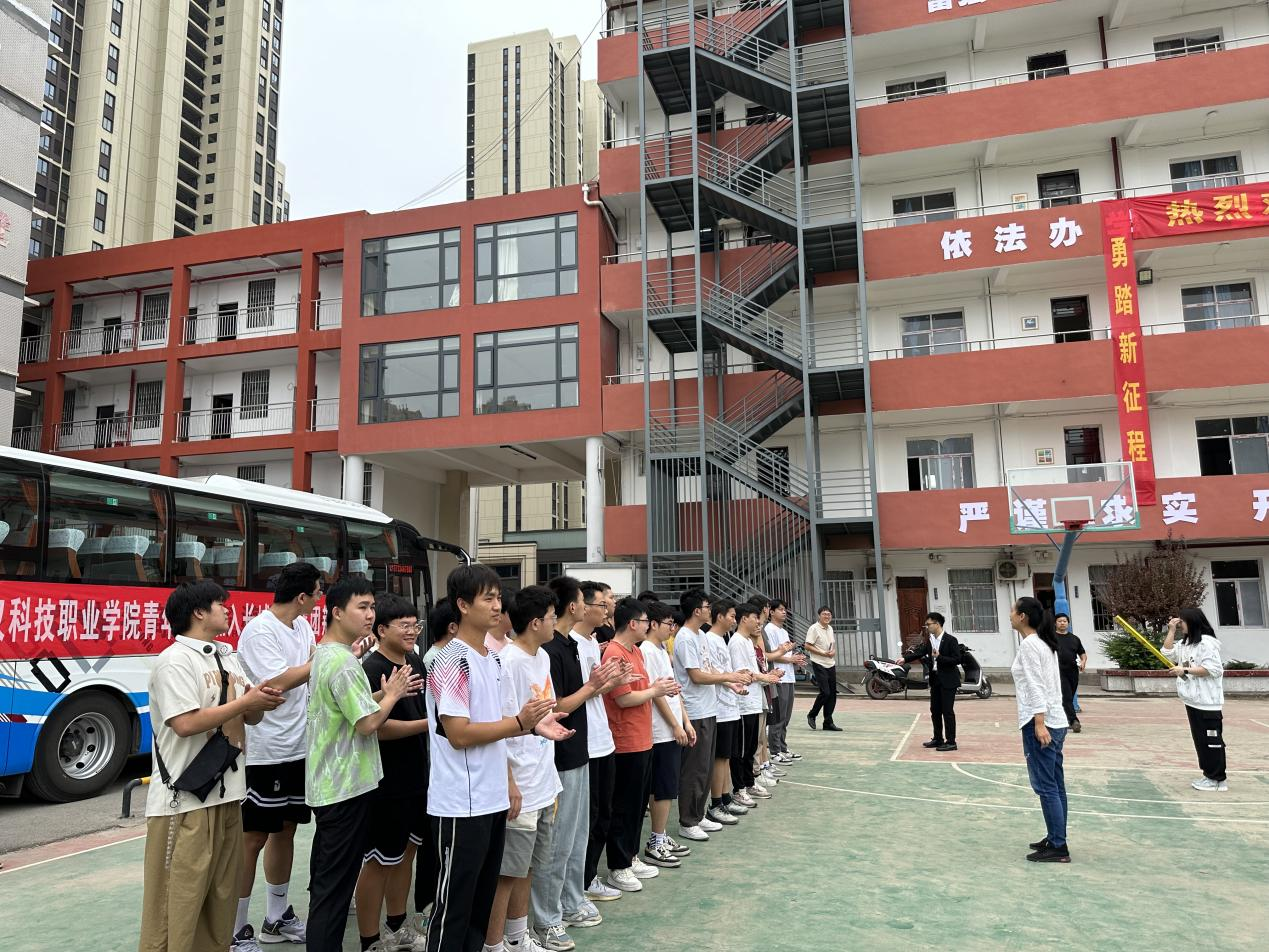 武科职学子开启新征程：Beat365官网欢送学生赴企业实习就业！