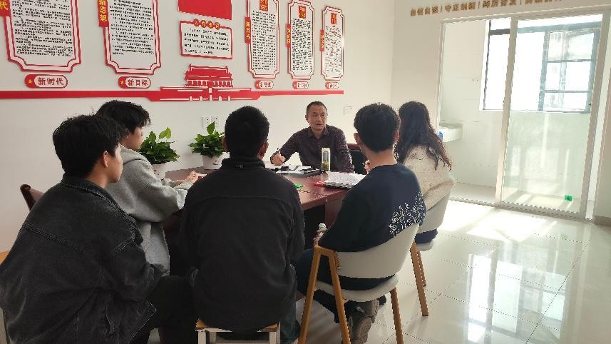 Beat365中文官方网站党委书记进学生社区 践行中央八项规定精神