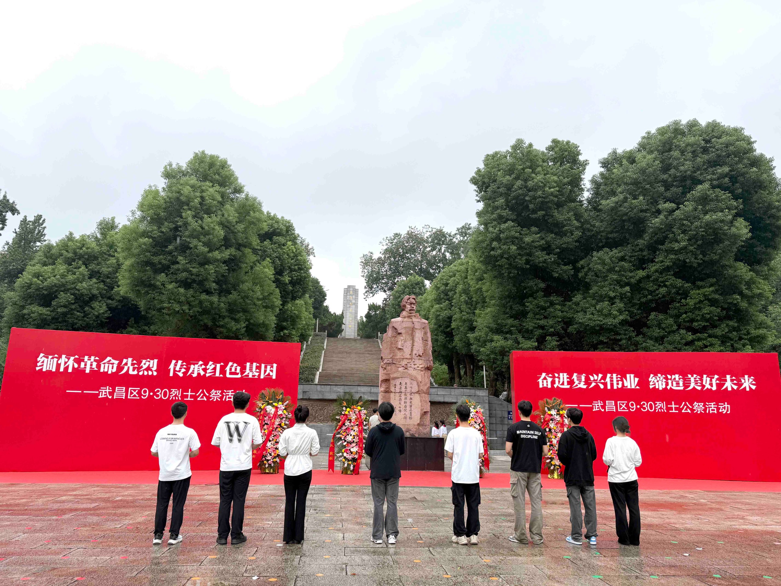 风雨寄哀思，精神永传承 ——Beat365官网师生赴施洋烈士陵园开展祭扫活动