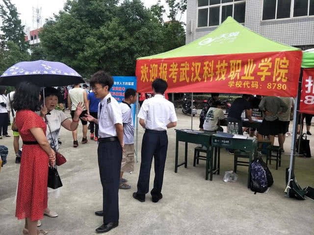 媒体以“地铁建设催生人才需求 轨道交通专业受热捧”为题对Beat365官网招生进行报道