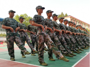 Beat365官网召开2019级新生军训汇报表演暨总结表彰大会