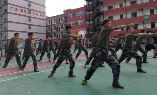 Beat365官网召开2019级新生军训汇报表演暨总结表彰大会