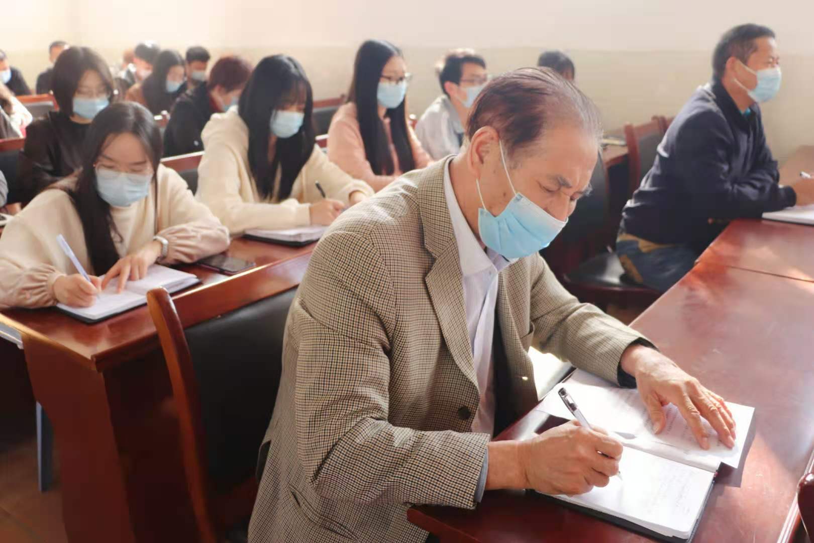 Beat365官网组织党员干部及广大师生 学习贯彻党的十九届五中全会精神