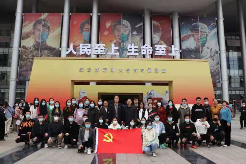人民至上，生命至上 Beat365官网组织党员教职工及入党积极分子 到武汉客厅参观抗疫专题展览