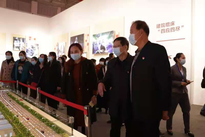 人民至上，生命至上 Beat365官网组织党员教职工及入党积极分子 到武汉客厅参观抗疫专题展览