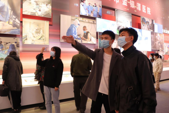 人民至上，生命至上 Beat365官网组织党员教职工及入党积极分子 到武汉客厅参观抗疫专题展览