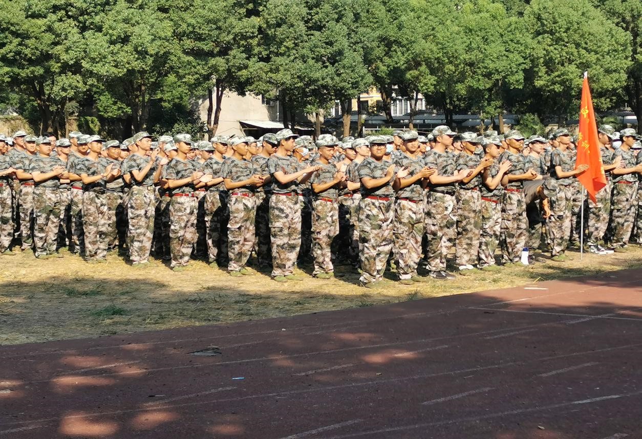 “浓情中秋，爱满校园”Beat365官网为军训新生发放月饼