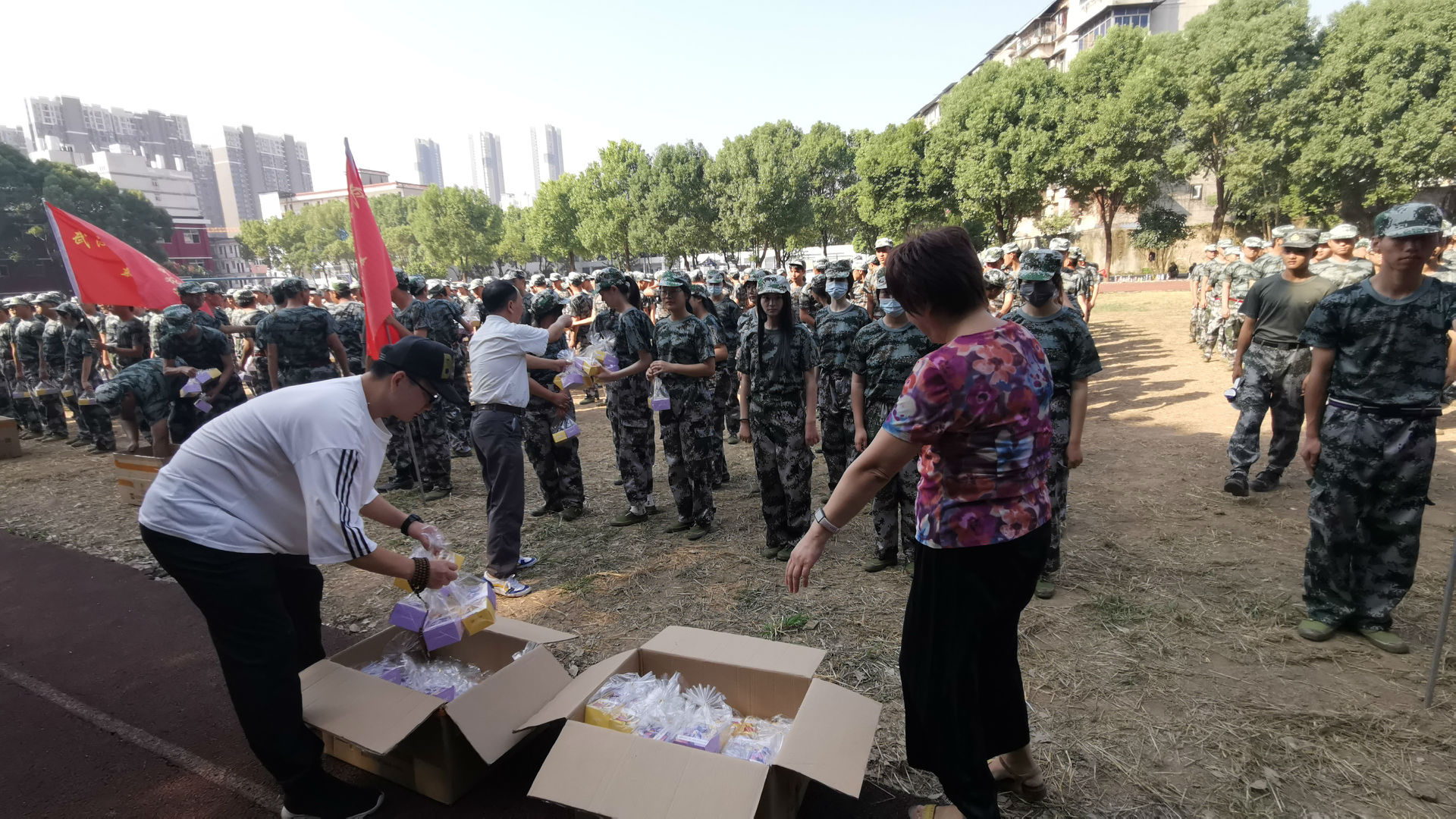 “浓情中秋，爱满校园”Beat365官网为军训新生发放月饼