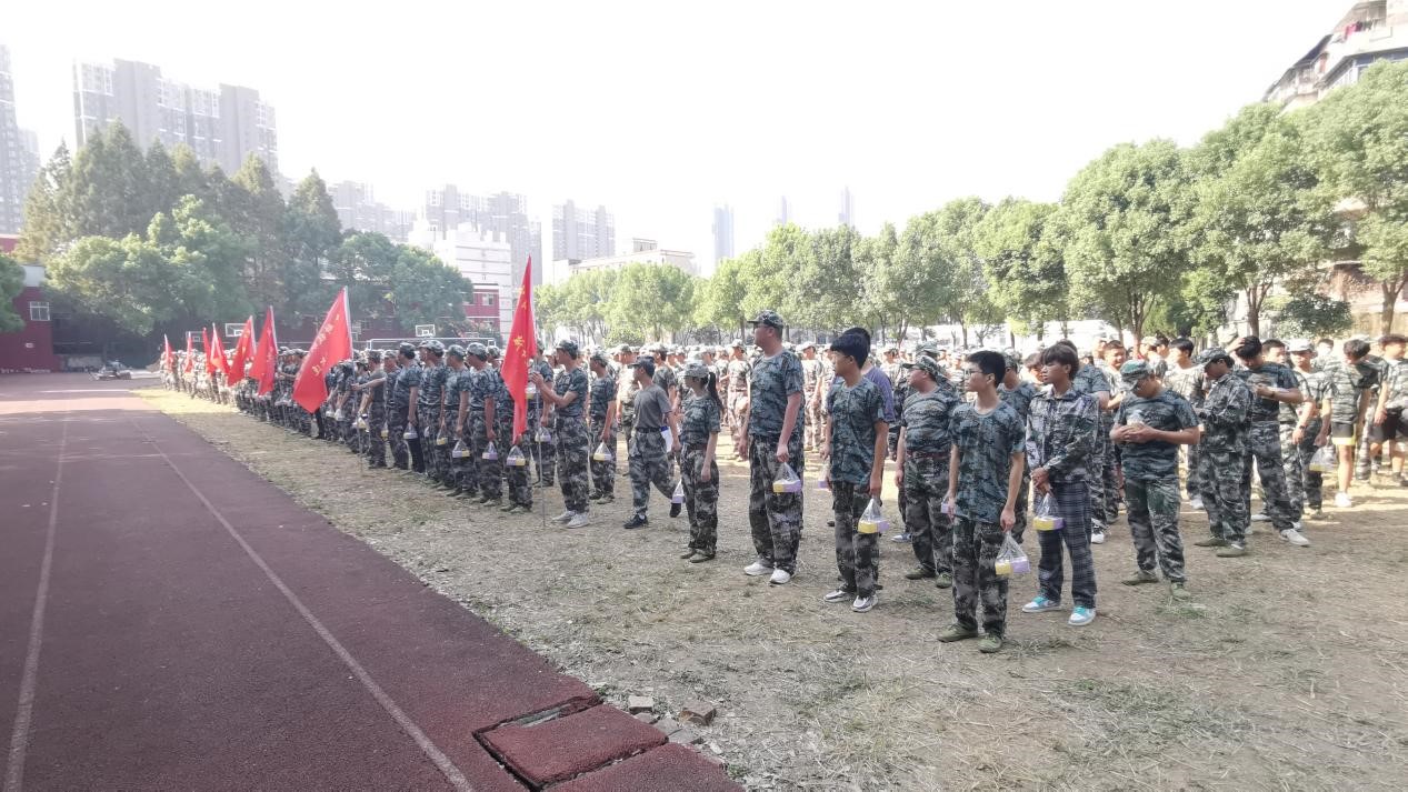 “浓情中秋，爱满校园”Beat365官网为军训新生发放月饼