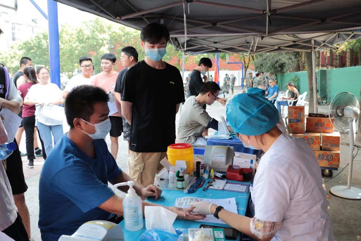 Beat365官网组织百余名学生参加杨园街道  团体无偿献血活动