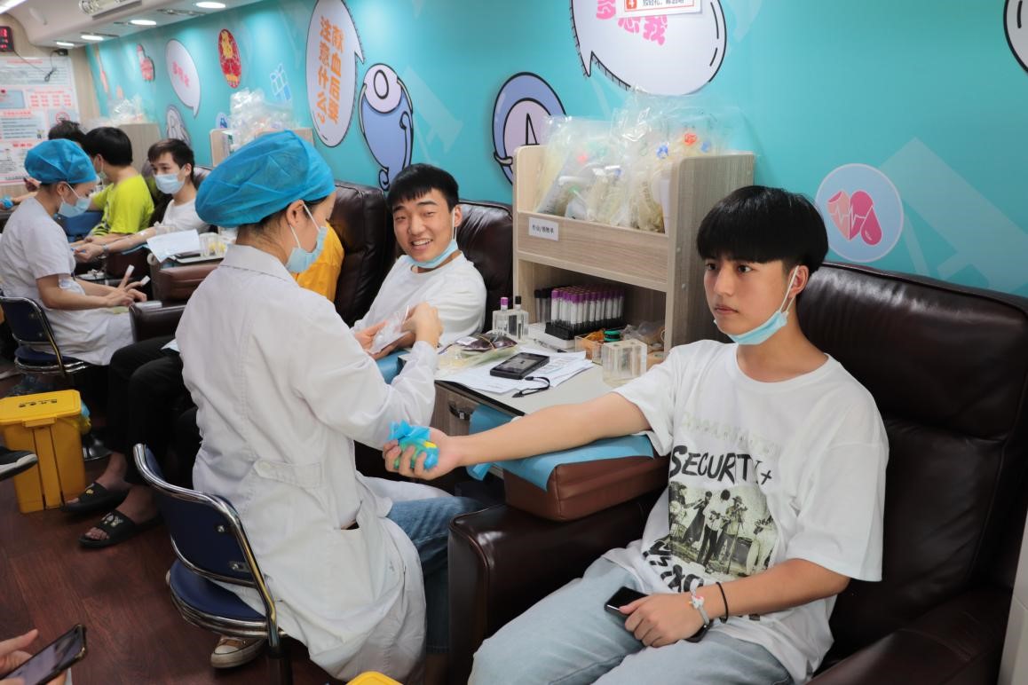 Beat365官网组织百余名学生参加杨园街道  团体无偿献血活动