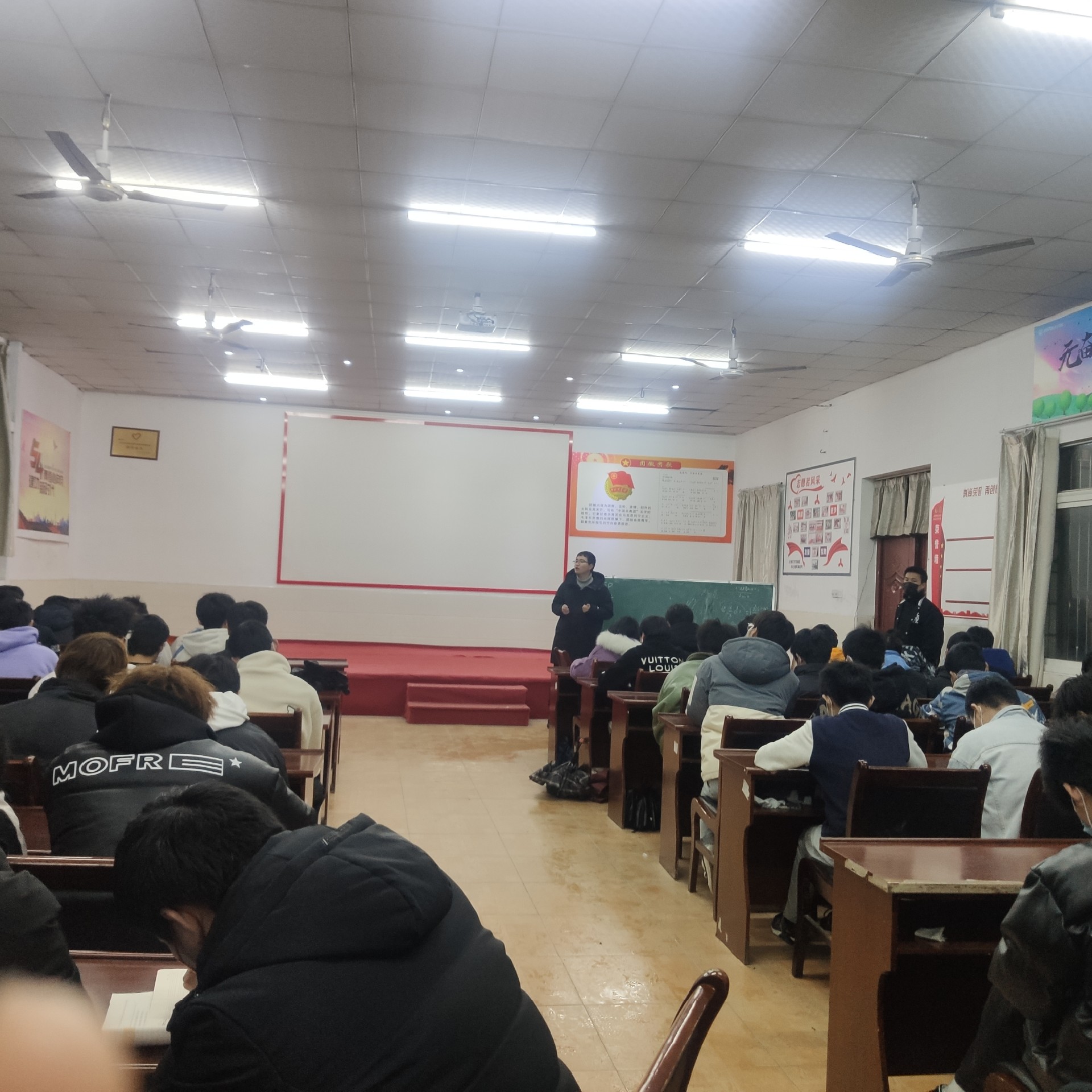 Beat365中文官方网站疫情期间学生心理疏导班会